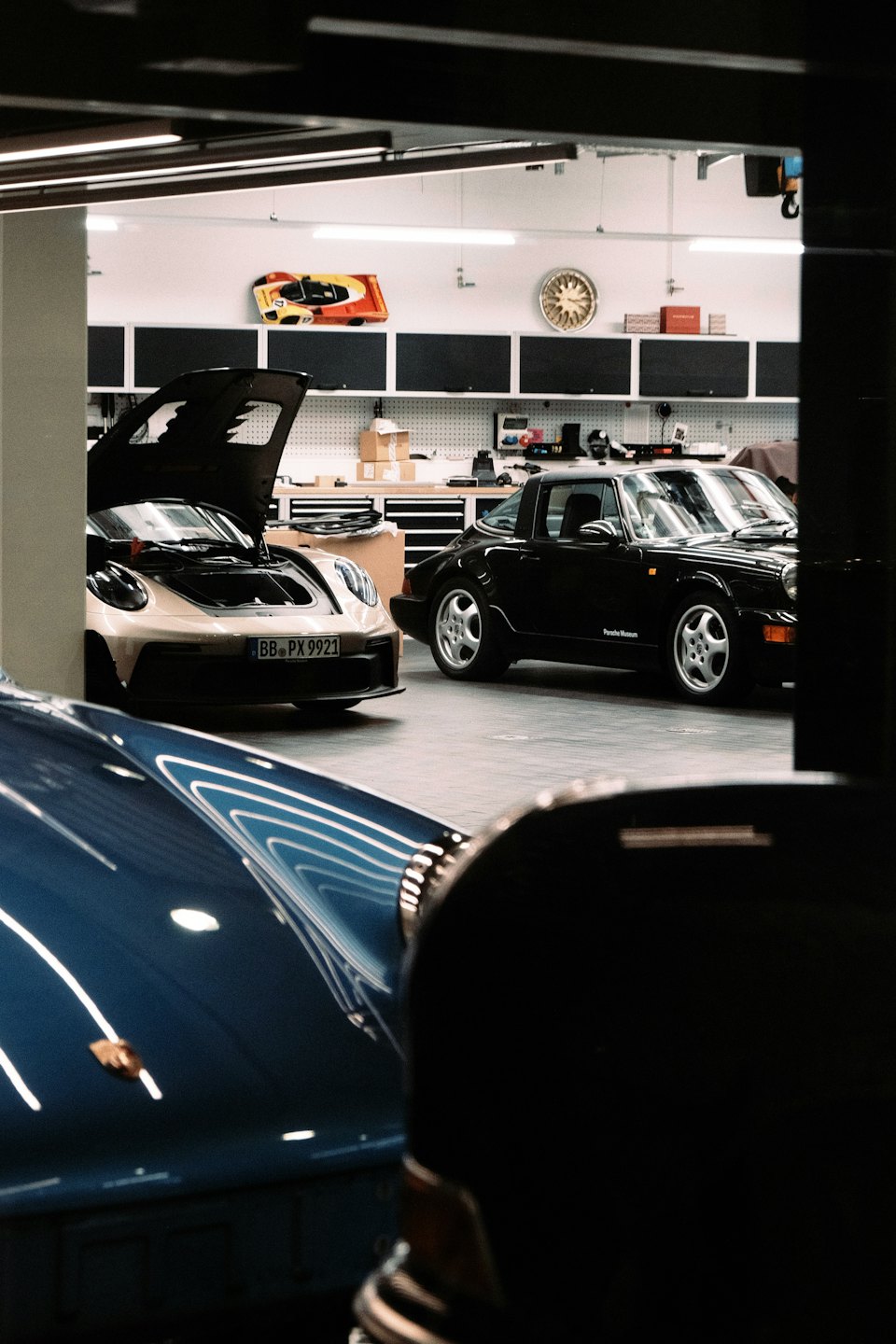 Sportwagen, die in einer organisierten Autowerkstatt geparkt sind.